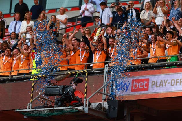 LONDON, ENGLAND - MAY 23: Hull City lift the EFL Championship Play-off Trophy during the Sky Bet Championship Play-Off Final between Hull City and Middlesbrough at Wembley Stadium on May 23, 2026 in London, England.  Copyright: xMBxMediax