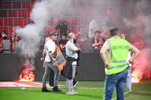 Standard de Liege v Sporting Charleroi - Jupiler Pro League Europe Play-Off LIEGE, BELGIUM - MAY 23 : Supporters and fans light on fireworks, bengal fire and pyrotechnic articles and throw projectiles onto the pitch during the Jupiler Pro League Europe Play-Off match between Standard de Liege and Sporting Charleroi on May 23, 2026 in Liege, Belgium, 23 05 2026 Liege Belgium  Copyright: xVincentxKalutx