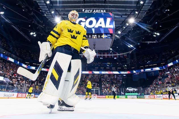 260523 goaltender Arvid Söderblom of Sweden looks dejected after conceding the 2 1 goal during the 2026 IIHF Ice Hockey World Championship match between Norway and Sweden on May 23, 2026 in Fribourg Photo Jesper Zerman BILDBYRAN kod JZ JZ0727 ishockey ice hockey ishockey vm 2026 vm 2026 iihf world championship norge norway sverige sweden bbeng depp  Copyright: JESPERxZERMAN BB260523JZ092