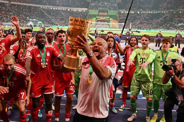 23 05 2026, xsltx, Fußball DFB Pokal Finale, FC Bayern München VfB Stuttgart v l Jubel, Freude über den Pokalsieg Trainer head coach Vincent Kompany FC Bayern Muenchen DFL DFB REGULATIONS PROHIBIT ANY USE OF PHOTOGRAPHS as IMAGE SEQUENCES and or QUASI VIDEO Berlin