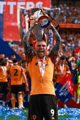 LONDON, ENGLAND - MAY 23: Oli McBurnie lifts the EFL Championship Play-off Trophy after scoring the winning goal during the Sky Bet Championship Play-Off Final between Hull City and Middlesbrough at Wembley Stadium on May 23, 2026 in London, England.  Copyright: xMBxMediax