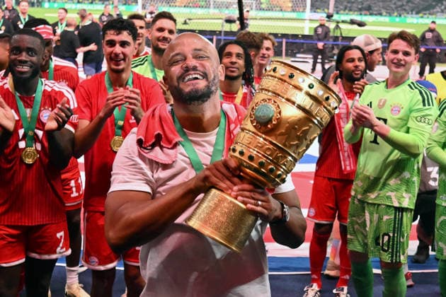 23 05 2026, xsltx, Fußball DFB Pokal Finale, FC Bayern München VfB Stuttgart v l Jubel, Freude über den Pokalsieg Trainer head coach Vincent Kompany FC Bayern Muenchen DFL DFB REGULATIONS PROHIBIT ANY USE OF PHOTOGRAPHS as IMAGE SEQUENCES and or QUASI VIDEO Berlin