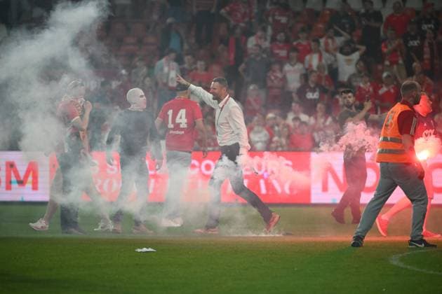 Standard de Liege v Sporting Charleroi - Jupiler Pro League Europe Play-Off LIEGE, BELGIUM - MAY 23 : Supporters and fans light on fireworks, bengal fire and pyrotechnic articles and throw projectiles onto the pitch during the Jupiler Pro League Europe Play-Off match between Standard de Liege and Sporting Charleroi on May 23, 2026 in Liege, Belgium, 23 05 2026 Liege Belgium  Copyright: xVincentxKalutx