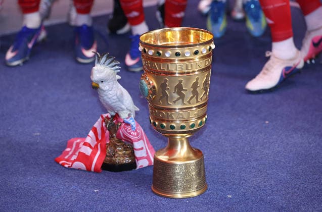 Football, Men, DFB Cup Final, Season 2025 2026, FC Bayern München VFB Stuttgart, Olympiastadion Berlin Here the cockatoo with the cup standing on the ground DFB, DFL regulations prohibit any use of photographs as image sequences and or quasi video