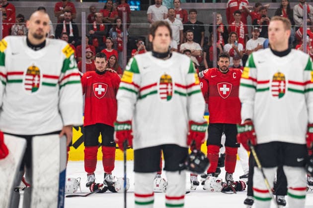 ZURICH, ZURICH - MAY 23: Switzerland players listen to the national anthem while Hungary players stand in the foreground and the Switzerland flag is raised following the 2026 IIHF World Championship, WM, Weltmeisterschaft Preliminary Round Group A match between Switzerland and Hungary at Swiss Life Arena on May 23, 2026 in Zurich, Zurich, Switzerland.  Copyright: xLivioxBaeriswylx xSPPx Sportspressphoto_152968
