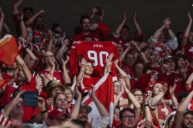 ZURICH, ZURICH - MAY 23: Switzerland supporters celebrate with a Roman Josi Shirt during the 2026 IIHF World Championship, WM, Weltmeisterschaft Preliminary Round Group A match between Switzerland and Hungary at Swiss Life Arena on May 23, 2026 in Zurich, Zurich, Switzerland.  Copyright: xLivioxBaeriswylx xSPPx Sportspressphoto_152969