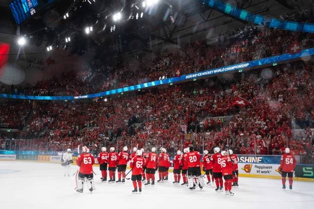 ZURICH, ZURICH - MAY 23: Switzerland national team, Nationalteam stars celebrate with fans following the game as W’Nuss vo Bümpliz is played during the 2026 IIHF World Championship, WM, Weltmeisterschaft Preliminary Round Group A match between Switzerland and Hungary at Swiss Life Arena on May 23, 2026 in Zurich, Zurich, Switzerland.  Copyright: xLivioxBaeriswylx xSPPx Sportspressphoto_152972