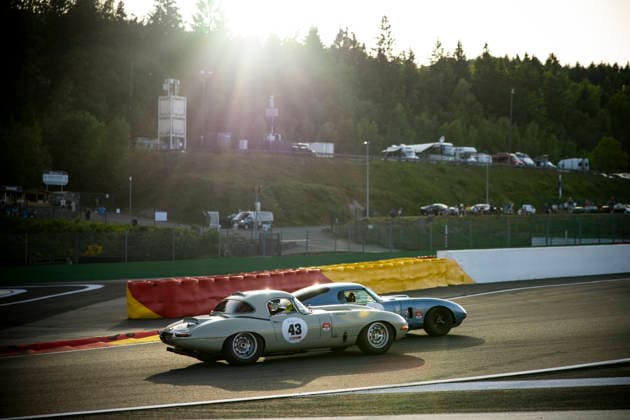 LE MANS CLASSIC SERIES 2026 - SPA-CLASSIC 43 THORPE James (gbr), MITCHELL Jonathan (gbr), Jaguar E-Type 3.8 1965, Sixties Endurance, action with 01 GUENAT Maxime (che), MAHE Guillaume (fra), Shelby Cobra Daytona Coupe 1965, Sixties Endurance during the 2026 Spa-Classic, 2nd round of the Le Mans Classic Series 2026, from May 22 to 24 in Circuit de Spa-Francorchamps, in Stavelot, Belgium - StavelotBelgium Copyright: xDamienxSaulnierx