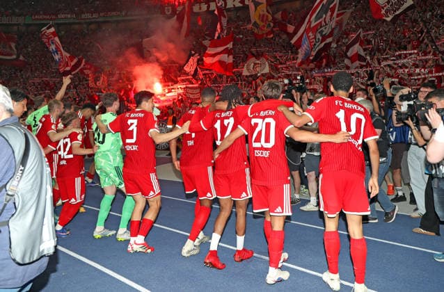 Football, Men, DFB Cup Final, Season 2025 2026, FC Bayern Munich VFB Stuttgart, Olympiastadion Berlin The FC Bayern Munich team celebrates winning the DFB Cup here after the match, in the picture the team celebrating in front of the fan curve with the fans DFB, DFL regulations prohibit any use of photographs as image sequences and or quasi video
