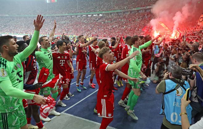 Football, Men, DFB Cup Final, Season 2025 2026, FC Bayern Munich VFB Stuttgart, Olympiastadion Berlin The FC Bayern Munich team celebrates winning the DFB Cup here after the game, in the picture the team celebrating in front of the fan curve with the fans DFB, DFL regulations prohibit any use of photographs as image sequences and or quasi video