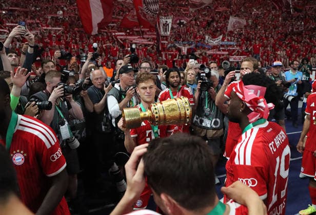Football, Men, DFB Cup Final, Season 2025 2026, FC Bayern Munich VFB Stuttgart, Olympiastadion Berlin The FC Bayern Munich team celebrates winning the DFB Cup here after the match, in the picture Joshua Kimmich FC Bayern Munich with the cup and the team DFB, DFL regulations prohibit any use of photographs as image sequences and or quasi video