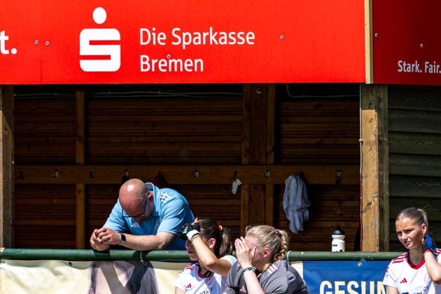 BHC 1 Damen Club Raffelberg Feldhockey, 2 Playdown Spiel, 1 Bundesliga, Frauen Bremen, Deutschland, 23 05 26 BHC 1 Damen Club Raffelberg im Bremer Hockey Club e V am 23 05 2026 in Bremen, Germany Photo by Axel Kaste At the end of the first quarter it did not go as the head coach of the BHC had imagined, head coach BHC Florian Keller Bremen Bremer Hockey Club e V Freie Hansestadt Bremen Germany BHC Damen - Raffelberg 3-1 23.5.26 LR-3733