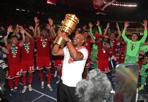 Fussball, Herren, DFB-Pokal Finale, Saison 2025 2026, FC Bayern München - VFB Stuttgart, Olympiastadion Berlin Die Mannschaft des FC Bayern München feiert den Gewinn des DFB-Pokal hier nach dem Spiel, im Bild Vincent Kompany, Trainer (FC Bayern München) mit dem Pokal beim Jubeln vor der Fankurve DFB, DFL regulations prohibit any use of photographs as image sequences and or quasi-video *** Football, Men, DFB Cup Final, Season 2025 2026, FC Bayern Munich VFB Stuttgart, Olympiastadion Berlin The FC Bayern Munich team celebrates winning the DFB Cup here after the game, in the picture Vincent Kompany, coach FC Bayern Munich with the cup while cheering in front of the fan curve DFB, DFL regulations prohibit any use of photographs as image sequences and or quasi video