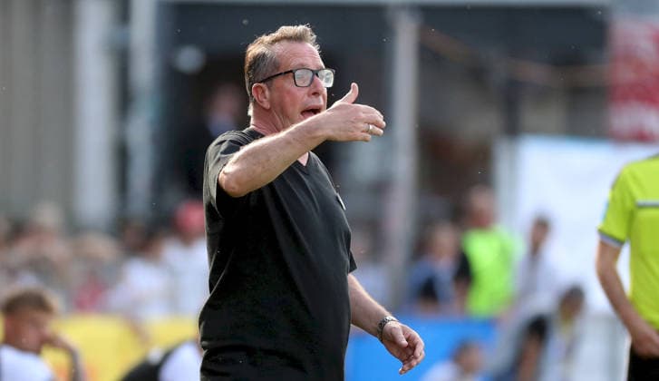 23 05 2026, xfsx, Herren, Fußball, Saison 2025 2026, BFV Verbandspokal, Finale FC Wuerzburger Kickers TSV 1860 Muenchen v li Trainer Markus Kauczinski TSV 1860 Muenchen gibt Anweisungen, gestikuliert, mit den Armen gestikulieren, gives instructions, gesticulate, Einzelbild Wuerzburg AKON ARENA Bayern Deutschland