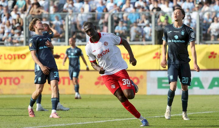 23 05 2026, xfsx, Herren, Fußball, Saison 2025 2026, BFV Verbandspokal, Finale FC Wuerzburger Kickers TSV 1860 Muenchen v li Xaver Kiefersauer TSV 1860 Muenchen , Tarsis Bonga FC Wuerzburger Kickers mit Torjubel, celebrate the goal, goal celebration, Jubel über das Tor zum 1 1, Samuel Althaus TSV 1860 Muenchen enttaeuschtend schauend, Enttaeuschung, disappointed Wuerzburg AKON ARENA Bayern Deutschland