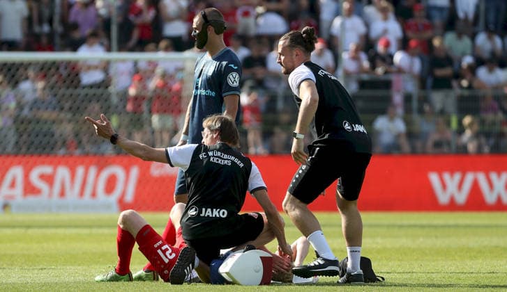 23 05 2026, xfsx, Herren, Fußball, Saison 2025 2026, BFV Verbandspokal, Finale FC Wuerzburger Kickers TSV 1860 Muenchen v li Luke Hemmerich FC Wuerzburger Kickers verletzt, Verletzung, injured, sporting injury Wuerzburg AKON ARENA Bayern Germany