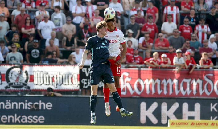 23 05 2026, xfsx, Herren, Fußball, Saison 2025 2026, BFV Verbandspokal, Finale FC Wuerzburger Kickers TSV 1860 Muenchen v li Justin Steinkoetter TSV 1860 Muenchen , Liam Omore FC Wuerzburger Kickers Wuerzburg AKON ARENA Bayern Germany