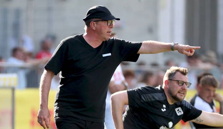 23 05 2026, xfsx, Herren, Fußball, Saison 2025 2026, BFV Verbandspokal, Finale FC Wuerzburger Kickers TSV 1860 Muenchen v li Trainer Markus Kauczinski TSV 1860 Muenchen gibt Anweisungen, gestikuliert, mit den Armen gestikulieren, gives instructions, gesticulate, Einzelbild Wuerzburg AKON ARENA Bayern Deutschland