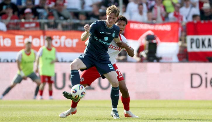 23 05 2026, xfsx, Herren, Fußball, Saison 2025 2026, BFV Verbandspokal, Finale FC Wuerzburger Kickers TSV 1860 Muenchen v li Justin Steinkoetter TSV 1860 Muenchen , Liam Omore FC Wuerzburger Kickers Wuerzburg AKON ARENA Bayern Germany