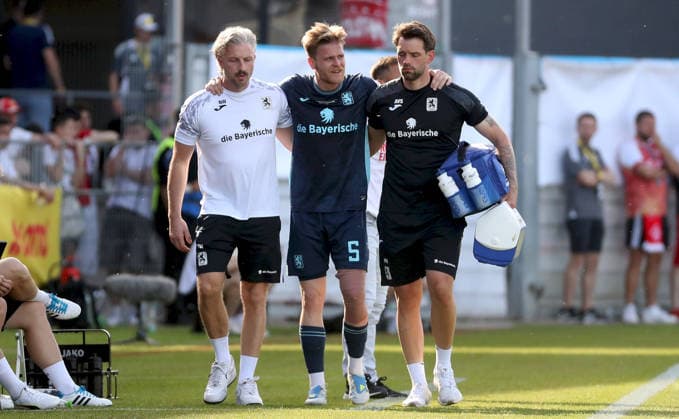23 05 2026, xfsx, Herren, Fußball, Saison 2025 2026, BFV Verbandspokal, Finale FC Wuerzburger Kickers TSV 1860 Muenchen v li Thore Jacobsen TSV 1860 Muenchen verletzt, Verletzung, injured, sporting injury Wuerzburg AKON ARENA Bayern Deutschland
