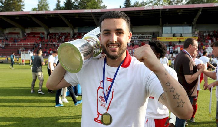 23 05 2026, xfsx, Herren, Fußball, Saison 2025 2026, BFV Verbandspokal, Finale FC Wuerzburger Kickers TSV 1860 Muenchen v li Dion Berisha FC Wuerzburger Kickers mit dem Toto Pokal, Einzelbild Wuerzburg AKON ARENA Bayern Deutschland