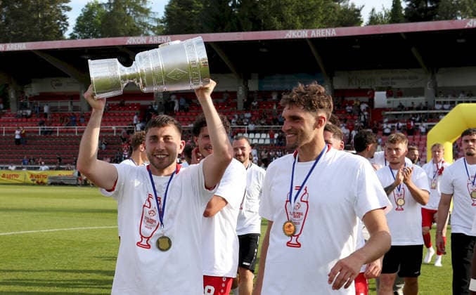 23 05 2026, xfsx, Herren, Fußball, Saison 2025 2026, BFV Verbandspokal, Finale FC Wuerzburger Kickers TSV 1860 Muenchen v li Dominik Meisel FC Wuerzburger Kickers mit dem Toto Pokal, Marius Uhl FC Wuerzburger Kickers Wuerzburg AKON ARENA Bayern Deutschland