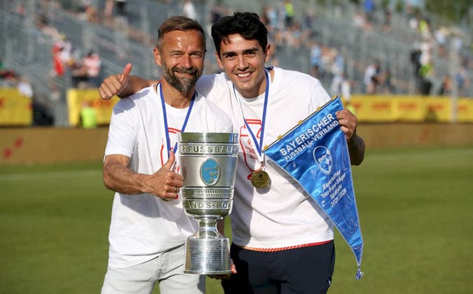 23 05 2026, xfsx, Herren, Fußball, Saison 2025 2026, BFV Verbandspokal, Finale FC Wuerzburger Kickers TSV 1860 Muenchen v li Trainer Michael Schiele FC Wuerzburger Kickers , Eroll Zejnullahu FC Wuerzburger Kickers mit dem Toto Pokal Wuerzburg AKON ARENA Bayern Deutschland
