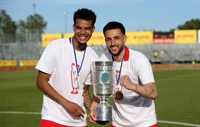 23 05 2026, xfsx, Herren, Fußball, Saison 2025 2026, BFV Verbandspokal, Finale FC Wuerzburger Kickers TSV 1860 Muenchen v li Jermain Nischalke FC Wuerzburger Kickers , Dion Berisha FC Wuerzburger Kickers mit dem Toto Pokal Wuerzburg AKON ARENA Bayern Deutschland