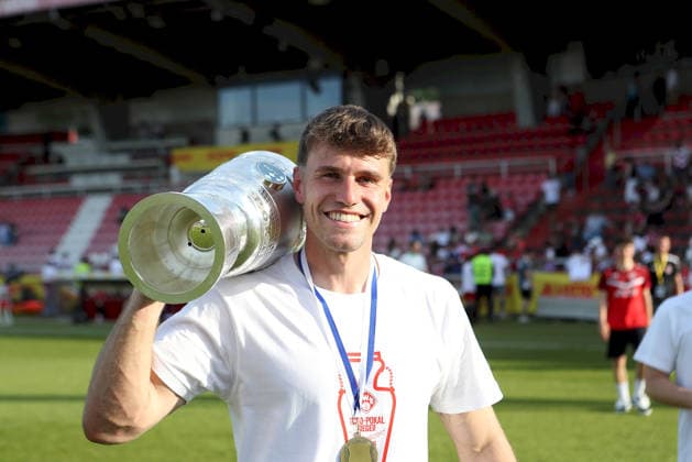 23 05 2026, xfsx, Herren, Fußball, Saison 2025 2026, BFV Verbandspokal, Finale FC Wuerzburger Kickers TSV 1860 Muenchen v li Johann Hipper FC Wuerzburger Kickers mit dem Toto Pokal, Einzelbild Wuerzburg AKON ARENA Bayern Deutschland