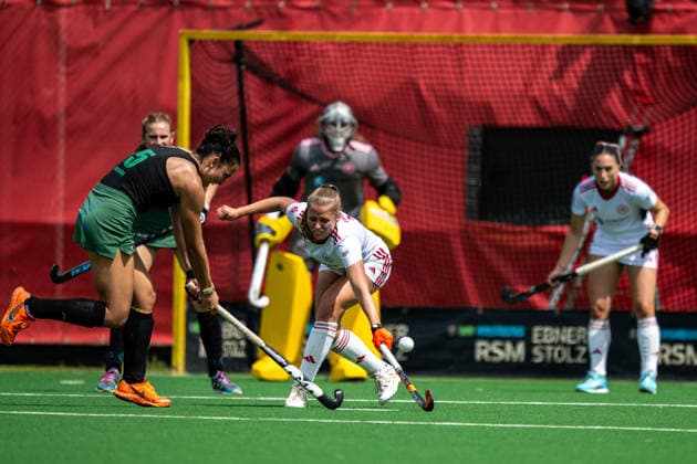 BHC 1 Damen Club Raffelberg Feldhockey, 2 Playdown Spiel, 1 Bundesliga, Frauen Bremen, Deutschland, 23 05 26 BHC 1 Damen Club Raffelberg im Bremer Hockey Club e V am 23 05 2026 in Bremen, Germany Photo by Axel Kaste Paula Valdivia CR in duel with Lena Frerichs, BHC Bremen Bremer Hockey Club e V Freie Hansestadt Bremen Germany BHC Damen - Raffelberg 3-1 23.5.26 LR-4048