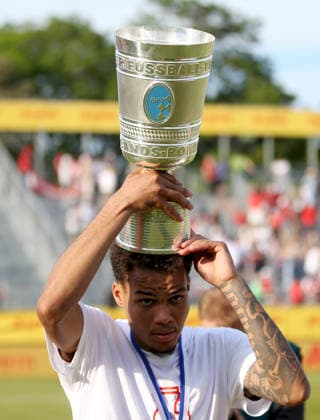 23 05 2026, xfsx, Herren, Fußball, Saison 2025 2026, BFV Verbandspokal, Finale FC Wuerzburger Kickers TSV 1860 Muenchen v li Jermain Nischalke FC Wuerzburger Kickers mit dem Toto Pokal, Einzelbild Wuerzburg AKON ARENA Bayern Deutschland