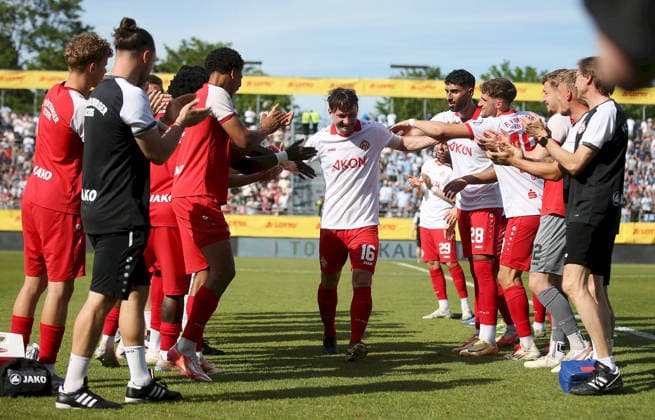 23 05 2026, xfsx, Herren, Fußball, Saison 2025 2026, BFV Verbandspokal, Finale FC Wuerzburger Kickers TSV 1860 Muenchen v li Peter Kurzweg FC Wuerzburger Kickers is seen off during the half-time break Wuerzburg AKON ARENA Bayern Germany