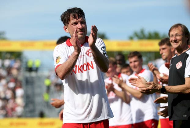 23 05 2026, xfsx, Herren, Fußball, Saison 2025 2026, BFV Verbandspokal, Finale FC Wuerzburger Kickers TSV 1860 Muenchen v li Peter Kurzweg FC Wuerzburger Kickers thank the fans, thank you, Dank Wuerzburg AKON ARENA Bayern Deutschland