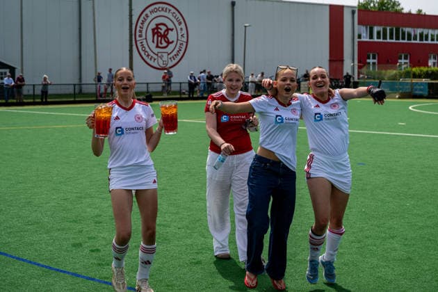 BHC 1 Damen Club Raffelberg Feldhockey, 2 Playdown Spiel, 1 Bundesliga, Frauen Bremen, Deutschland, 23 05 26 BHC 1 Damen Club Raffelberg im Bremer Hockey Club e V am 23 05 2026 in Bremen, Deutschland Foto von Axel Kaste Sieg, Freude, Jubel, BHC Team spielt nächste Saison 1 Bundesliga Bremen Bremer Hockey Club e V Freie Hansestadt Bremen Deutschland BHC Damen - Raffelberg 3-1 23.5.26 LR-4902