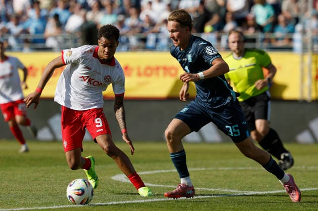 From left to right Jermain Nischalke Würzburger Kickers and Xaver Kiefersaue TSV 1860 Munich in the final of the Bavarian Toto Cup between FC Würzburger Kickers and TSV 1860 Munich at Stadion am Dallenberg, Würzburg, Germany, on May 23, 2026 Copyright: HMBxMedia xHeikoxBecker