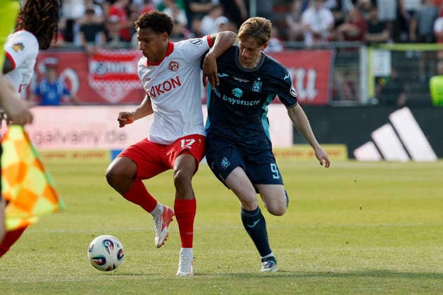 from left to right Liam Omore Würzburger Kickers and Justin Steinkötter TSV 1860 Munich , in the final of the Bavarian Toto Cup between FC Würzburger Kickers and TSV 1860 Munich at Stadion am Dallenberg, Würzburg, Germany, on May 23, 2026 Copyright: HMBxMedia xHeikoxBecker