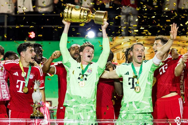 BERLIN, GERMANY - MAY 23: Jonas Urbig (FC Bayern Muenchen, 40) lifting the trophy next to Manuel Neuer (FC Bayern Muenchen, 1) after the DFB Pokal Final match between FC Bayern Muenchen vs. VfB Stuttgart at Olympic Stadium on May 23, 2026 in Berlin, Germany. DFB REGULATIONS PROHIBIT ANY USE OF PHOTOGRAPHS AS IMAGE SEQUENCES AND OR QUASI-VIDEO. Berlin Germany Copyright: xSteffiexWunderlx