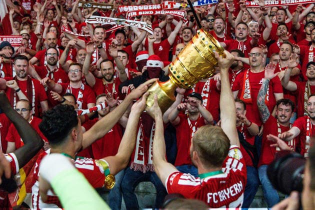 GER, DFB Pokalfinale, Training and press conference, FC Bayern München VfB Stuttgart 23 05 2026, Olympiastadion, Olympiastadion, GER, DFB Pokalfinale, Training and press conference, FC Bayern München VfB Stuttgart Konrad Laimer FC Bayern München 27 with the trophy with the fans Â nordphotoxGmbHxx xAlexanderxTrienitz nph00051