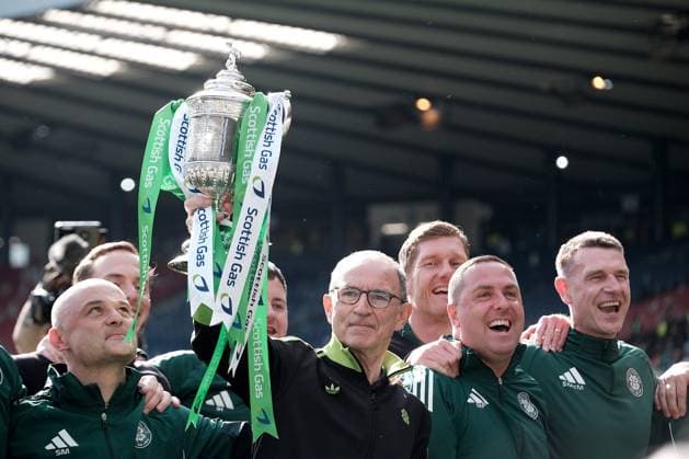 UK: Celtic v Dunfermline, Scottish Cup Final at Barclays Hampden, Glasgow, Scotland on 23 May 2026: Pictured: Celtic Manager Martin O‚ÄôNeill lifts the cup with his coaching staff Glasgow Barclays Hampden Scotland Copyright: xAlexxToddx