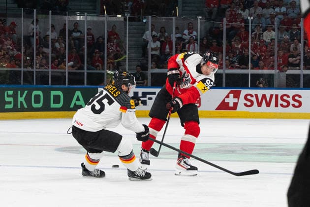 ZURICH, ZURICH - MAY 23: Frederik Tiffels of Germany battles with Clemens Unterweger of Austria during the 2026 IIHF World Championship, WM, Weltmeisterschaft match between Austria and Germany at Swiss Life Arena on May 23, 2026 in Zurich, Zurich, Switzerland.  Copyright: xLivioxBaeriswylx xSPPx Sportspressphoto_153010