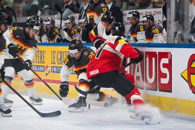 ZURICH, ZURICH - MAY 23: Leon Hüttl of Germany battles with Simeon Schwinger of Austria during the 2026 IIHF World Championship, WM, Weltmeisterschaft match between Austria and Germany at Swiss Life Arena on May 23, 2026 in Zurich, Zurich, Switzerland.  Copyright: xLivioxBaeriswylx xSPPx Sportspressphoto_153024