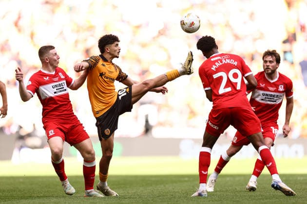 Middlesbrough gegen Hull City 23. Mai 2026, London EFL Championship Playoff-Finale Middlesbrough gegen Hull City Mohamed Belloumi von Hull City streckt sich, um den Ball vor Adilson Malanda von Middlesbrough zu erreichen Foto Jacques Feeney Offside London UK  Copyright: xJacquesxFeeneyx xOffsidexOffside