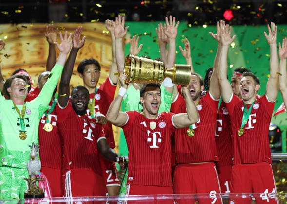 Football, Men, DFB Cup Final, Season 2025 2026, FC Bayern Munich VFB Stuttgart, Olympiastadion Berlin The FC Bayern Munich team celebrates winning the DFB Cup here after the match, in the picture Leon Goretzka FC Bayern Munich with the cup in his hands DFB, DFL regulations prohibit any use of photographs as image sequences and or quasi video