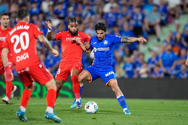 May 23, 2026, Getafe, Madrid, Spain: Mauro Arambarri of Getafe CF and Valentin Rosier of CA Osasuna compete for the ball during the Spanish League, LaLiga EA Sports, football match played between Getafe CF and CA Osasuna at Coliseum de Getafe stadium on May 23, 2026, in Getafe, Spain. Getafe CF V CA Osasuna - LaLiga EA Sports  - ZUMAa181 20260523_zaa_a181_292 Copyright: xDennisxAgyemanx