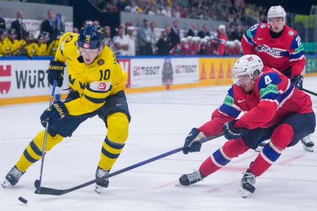 FRIBOURG, SWITZERLAND MAY 23 Simon Holmstrom of Sweden L against Johannes Johannesen of Norway R during the 2026 IIHF Ice Hockey World Championship Switzerland game between Norway and Sweden at BCF Arena on May 23, 2026 in Fribourg, Fribourg Fribourg BCF Arena Fribourg Switzerland Copyright: xJustPictures.ch JarixPestelaccix jp-en-EuSpIm-JP6_JAR_Norway_Sweden_23May2026_00093