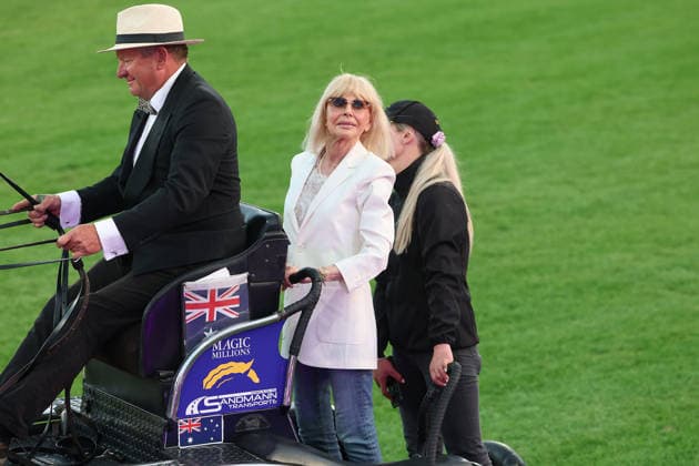 Britt Ekland, the legendary Bond Girl from the film The Man with the Golden Gun, took her place on the coach box behind the World Champion Boyd Exell, concert horse symphony, supporting program, motto of the evening James Bond, World Equestrian Festival, TSCHIO Aachen 2026, TSCHIO instead of CHIO 2026, Aachener Soers, 22 to 24 May 2026, equestrian sport, 23 05 2026, Aachener Soers Germany