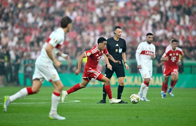 Jamal Musiala FC Bayern Muenchen FCB 10 Action on the ball Referee Referee Sven Jablonski 83 DFB Pokalfinale FC Bayern Muenchen FCB vs VFB Stuttgart Olympiastadion Berlin 23 05 2026 DFL REGULATIONS PROHIBIT ANY USE OF PHOTOGRAPHS AS IMAGE SEQUENCES AND OR QUASI VIDEO 83 DFB Pokalfinale FC Bayern Muenchen FCB vs VFB Stuttgart