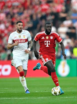 duel, action Dayot Upamecano FC Bayern Muenchen FCB 02 vs Jeff Chabot VfB Stuttgart 24 83 DFB Pokalfinale FC Bayern Muenchen FCB vs VFB Stuttgart Olympiastadion Berlin 23 05 2026 DFL REGULATIONS PROHIBIT ANY USE OF PHOTOGRAPHS AS IMAGE SEQUENCES AND OR QUASI VIDEO 83 DFB Pokalfinale FC Bayern Muenchen FCB vs VFB Stuttgart