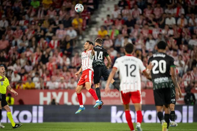 IPA85015950 - Ivan Martin (Girona FC) and Aleix Febas (Elche CF) battle for the ball during a La Liga EA Sports match between Girona FC and Elche CF at Estadi Municipal de Montilivi in Girona, , Spain, on May 23 2026. Photo by Felipe Mondino  Copyright: xFelipexMondino IPAxSportx xx 85015950