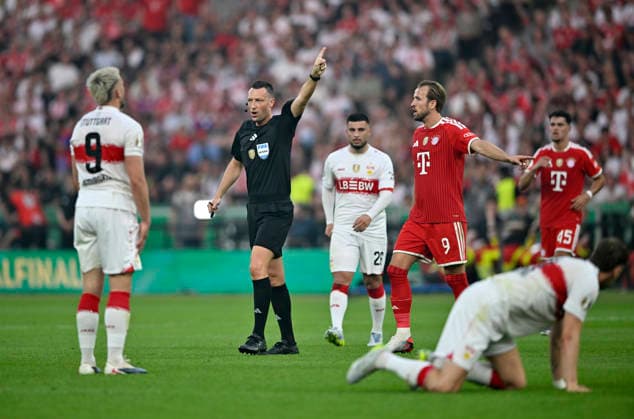 Referee Referee Sven Jablonski Gesture Gesture Ermedin Demirovic VfB Stuttgart 09 Harry Kane FC Bayern Muenchen FCB 09 83 DFB Pokalfinale FC Bayern Muenchen FCB vs VFB Stuttgart Olympiastadion Berlin 23 05 2026 DFL REGULATIONS PROHIBIT ANY USE OF PHOTOGRAPHS AS IMAGE SEQUENCES AND OR QUASI VIDEO 83 DFB Pokalfinale FC Bayern Muenchen FCB vs VFB Stuttgart
